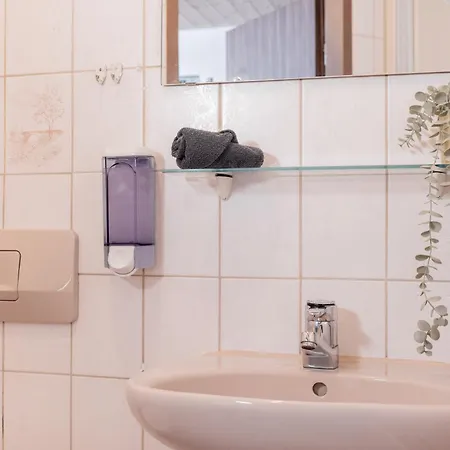 Zum Hüttenklaus - 12 Personen Gruppenunterkunft In Den Bergen Mit Eigenem Badezuber Ferienhaus
